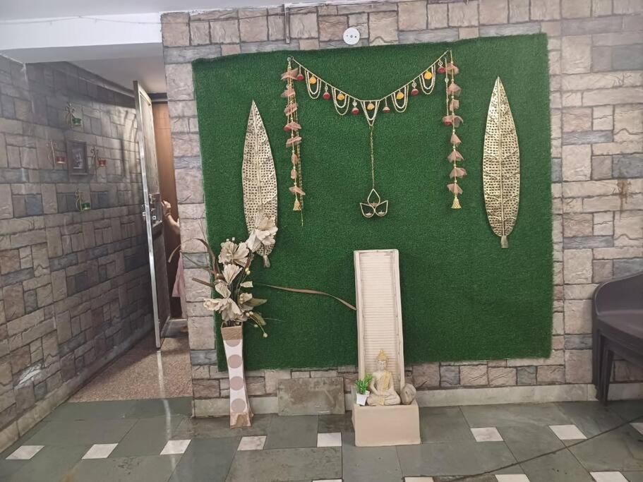Sufiyana सादा परन्तु सुन्दर 2 * New Delhi